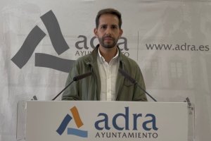 José Crespo, portavoz del equipo de Gobierno de Adra, anunciando el fin de las restricciones del servicio de agua.