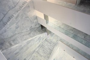 Imagen del edificio que lleva la firma de Mármoles Gutiérrez Mena y que ha resultado ganador en la categoría ‘Premio Blanco Macael’.