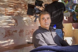 Eduard Fernández, en la Isleta del Moro durante el rodaje de 'Lejos del mar'.