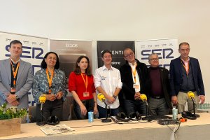 Varios galardonados, la alcaldesa de Cantoria, responsables de Cosentino y de la Asociación de Empresarios del Mármol y parte del equipo de La Voz de Almería y la Cadena SER ayer durante el programa.