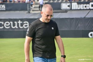 El entrenador del Ceuta.