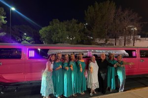 Dori e Isabel con en el centro rodeadas de sus damas de honor, celebrando en Las Vegas.