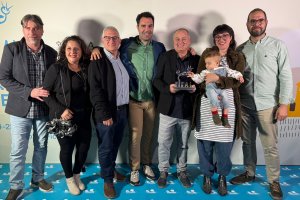 El equipo de 'La muerte tiene un precio', ganador del Maratón 48x3, con su premio.