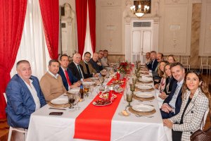 Encuentro de debate celebrado ayer en la sala principal del Círculo Mercantil de Almería.