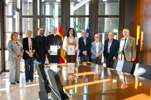 La alcaldesa, María del Mar Vázquez, y el obispo, Antonio Gómez Cantero, firman un protocolo.