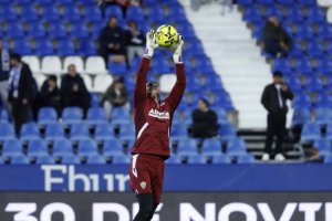 Andrés Fernández calentando en Butarque, donde tendría mucho trabajo para sostener al equipo rojiblanco.
