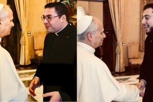 Samuel Olvera y Manuel Piedra, sacerdotes de Almería, saludando al Papa León XIV.