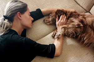 Lidia, mamá de Khala, junto a la foto de la perrita que inspira el proyecto. La Voz