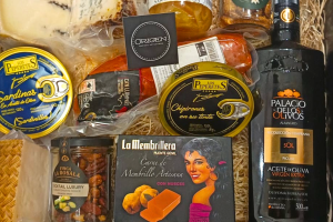 Una de las cestas personalizas de Origen Quesos Artesanos.