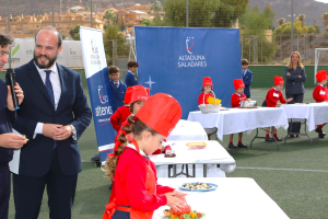 Pepe Rodríguez durante el concurso de cocina de los alumnos de Altaduna-Saladares.