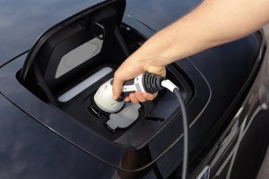 Cargando un vehículo hibrido enchuflable.