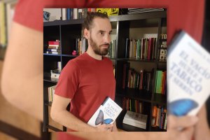 El almeriense Alejandro A. Bolívar, con su primera novela.