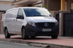 Imagen de una furgoneta vinculada a los registros de los domicilios de los investigados.