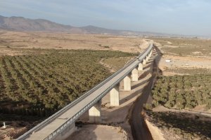 Línea de Alta Velocidad entre Murcia y Almería, en el viaducto sobre la Rambla del Maltés.