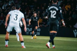 A Federico Bonini le pitaron un penalti escandaloso cuando tanto él como Anuar se enzarzan dentro del área rojiblanca.