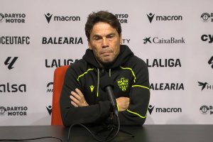 Enfado tremendo de Rubi con el arbitraje de Morilla Turrión, que pitó un penalti inexistente a Bonini.