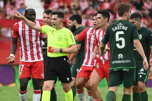 El distanciamiento entre el Almería y los árbitros empezó con la expulsión de Lopy frente al Racing en la cuarta jornada.