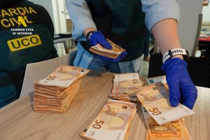 Imagen de archivo de la UCO  en un registro con dinero en efectivo.