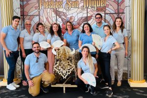 El equipo de Grupo Platinum posa durante las Fiestas de San Miguel 2025, donde participaron como entidad local mostrando su implicación con la comunidad.