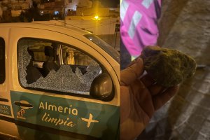 Ventanilla del vehículo rota por los impactos y piedra encontrada junto al coche