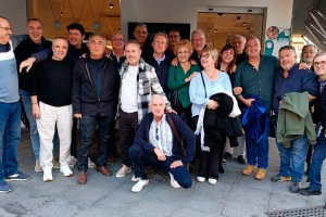 Cuarenta años después han vuelto a verse los que fueron adolescentes en los ochenta y jugaban a enamorarse en las fiestas de las cocheras. A la cabeza del grupo, el emperador de aquellas movidas, Paco Almansa.