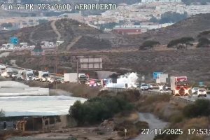 Un vehículo ha comenzado a arder en la A-7 a la altura del Aeropuerto de Almería.