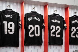 Las camisetas negras del Almería colocadas en el vestuario del Alfonso Murube.