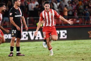 Arribas celebra su gol en el Estadio de los Juegos Mediterráneos al Sporting.