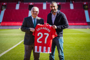 Juan Ignacio Zafra, director territorial de CaixaBank en Andalucía, y Mohamed El Assy, CEO de la UD Almería han sellado el acuerdo.