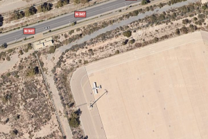 La avioneta Zenair CH-801, en una esquina del Aeropuerto de Almería.