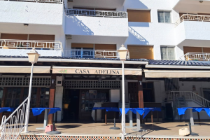 La fachada de Casa Adelina en Turre.