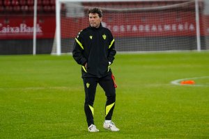Rubi en la preparación del partido Almería-Huesca, que llega después de la polémica arbitral en Ceuta.