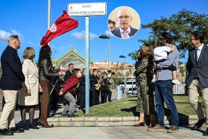 Inauguración de la plaza Profesor Antonio Galindo Cuenca, el pasado jueves, y una imagen del docente.