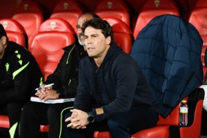 Atento a todo desde el banquillo del Estadio de los Juegos Mediterráneos.