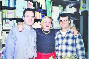 Doña Maria Rosa, dueña de la farmacia, ya fallecida, junto a Manuel Gómez (camisa de cuadros) y Manuel Fernández Ruiz,  los famosos ‘Manolos’ de las Cuatro Calles.