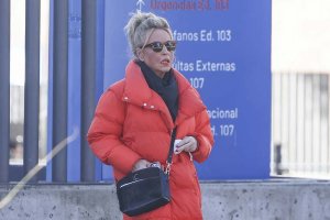 Lydia Lozano de camino a visitar a su marido que sigue ingresado.