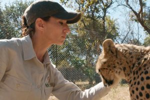 La doctora Fabiola Jones junto a un guepardo.