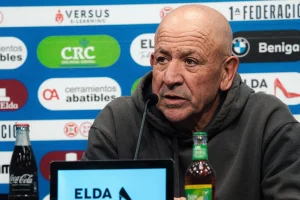 Claudio Barragán no esperaba este varapalo en plena escalada.