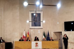 Imagen de la nueva mesa presidencial en el Salón del Plenos del Ayuntamiento de Almería.