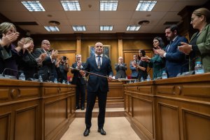 José Antonio García Alcaina, con la vara de mando, tras ser investido presidente.