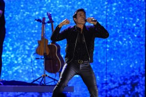 El artista, Chayanne durante el concierto en el Icónica Santalucía Fest, a 1 de junio de 2025 en Sevilla, Andalucía (España). La Plaza de España de Sevilla acoge un ciclo concierto del Icónica SantaLucía Fest con la actuación del artista Chayanne, en la quinta edición de este festival de referencia en el calendario musical andaluz.