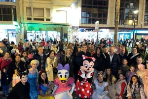 Pasacalles Disney en el inicio de la campaña de Navidad de los comercios de Adra 2025.