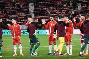 Almería y Huesca se saludan en la previa del partido del pasado sábado.