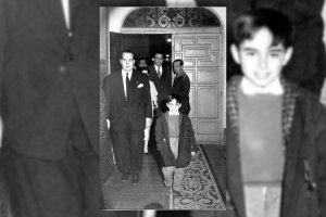 Joselito se ve entrando al Casino en compañia de José Tara, entonces presidente de Festejos.