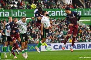 Villalibre anotando un gol de pizarra al Eibar.