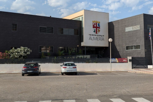 El colegio está ubicado en las Salinas de Roquetas de Mar.