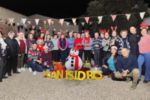 Autoridades huercalenses, entre ellas su alcalde, con vecinos en San Isidro.