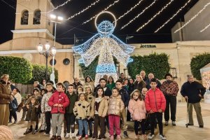 El Ayuntamiento y vecinos dieron la bienvenida a la Navidad en la plaza de San Francisco de Albox.