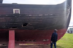 La pudrición está haciendo estragos en la madera del casco de la faluca.