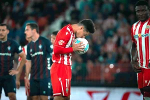 Arribas besa la pelota con la boca y con las botas en los partidos.